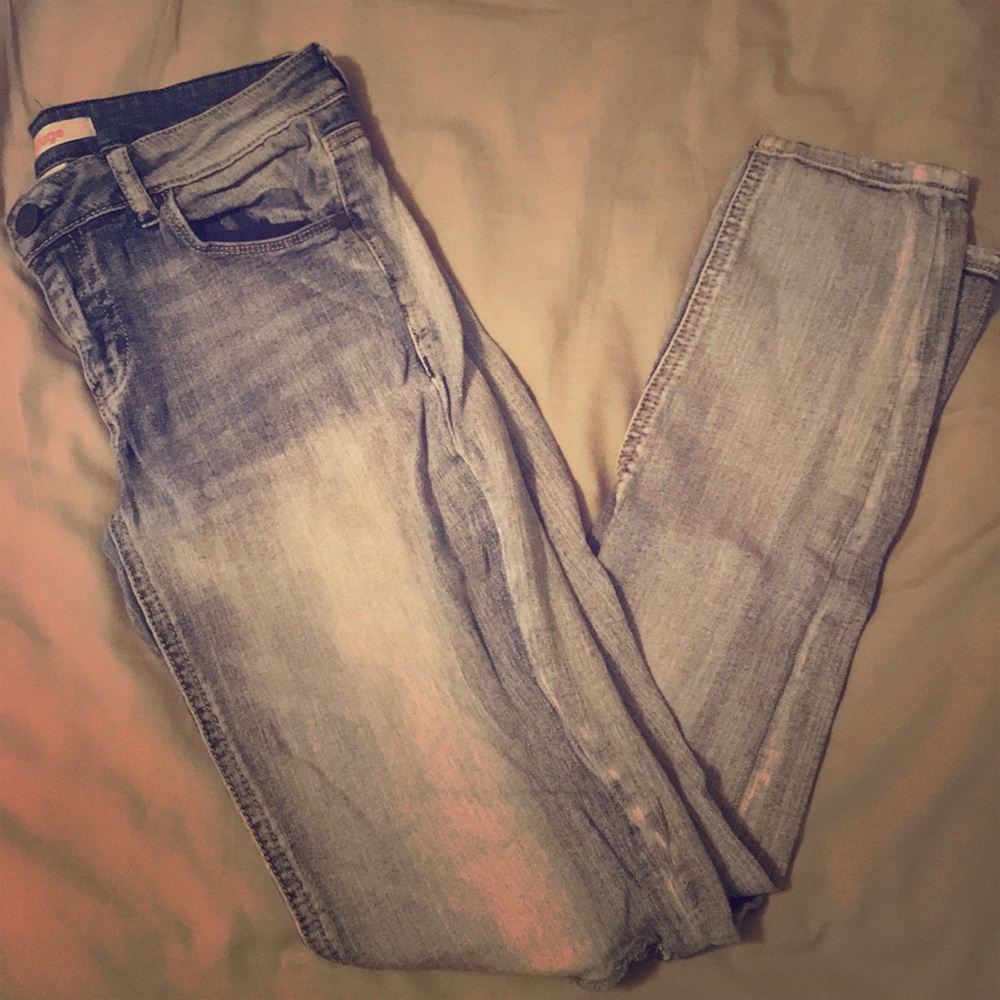 Light wash knee ripped jeans